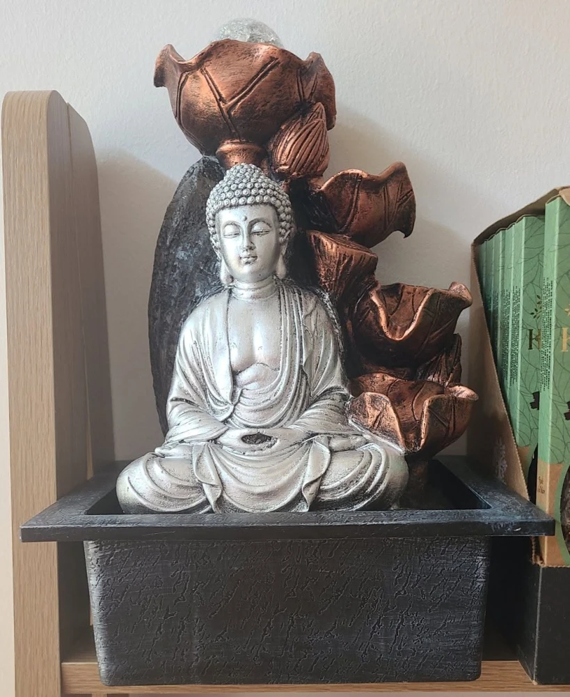 Fontaine bouddha avec cascade