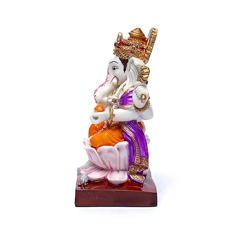 Ganesh assis sur trone de lotus