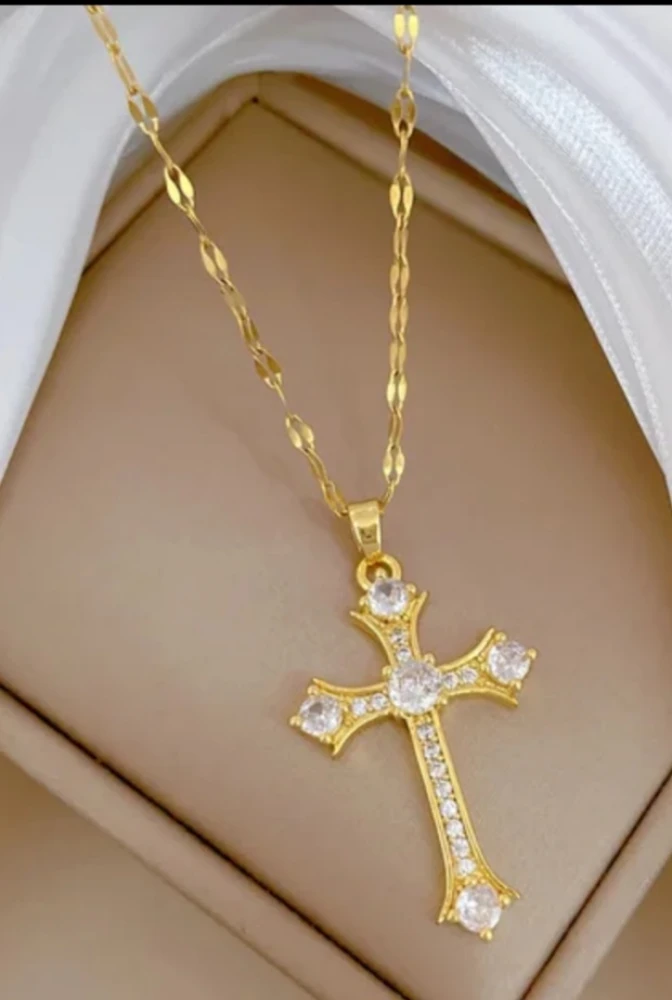 Collier ras du coup avec pendentif croix 