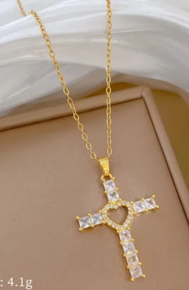 Collier ras du coup avec pendentif croix 